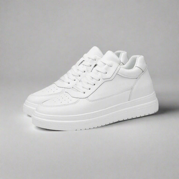 Elegante witte heren sneakers, subtiel verhoogd voor extra lengte en zelfvertrouwen, perfect voor casual mode.
