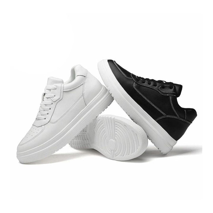 Modieuze verhoogde heren sneakers in zwart, combineren streetwear stijl met subtiele lengtewinst.