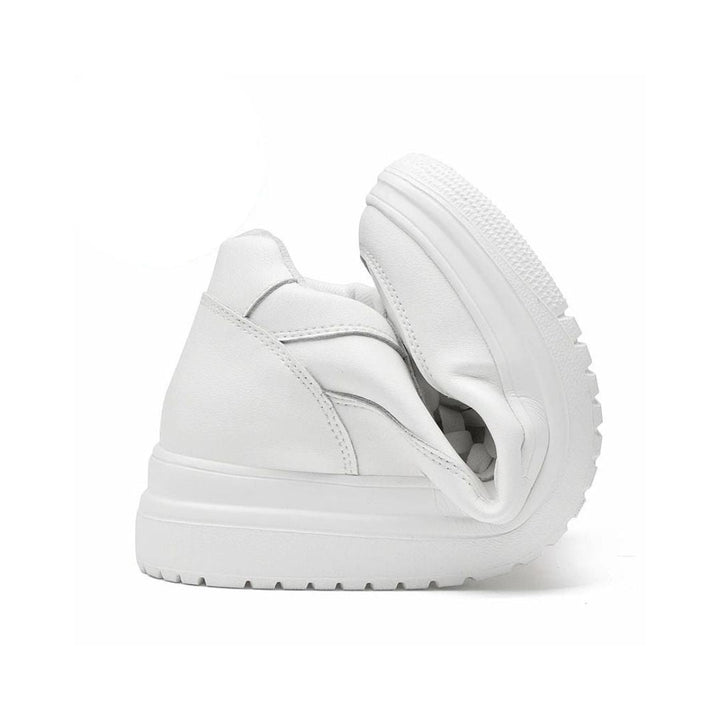Gedetailleerde close-up van een elegante verhoogde heren sneaker, voor meer zelfvertrouwen en comfort.