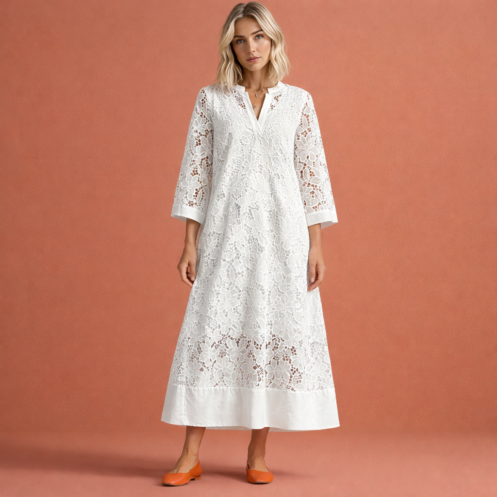 Elegante witte kanten maxi jurk voor dames met hoge kraag en 3/4-mouwen, ideaal als feest- of galajurk.