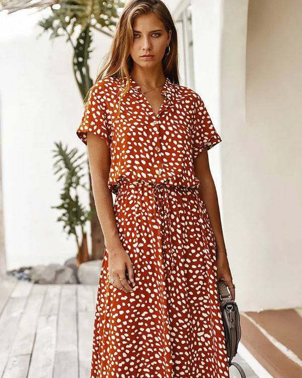 Elegante witte midi-zomerjurk, luchtig materiaal, getailleerde pasvorm voor zomerdagen, ideaal voor diverse gelegenheden.