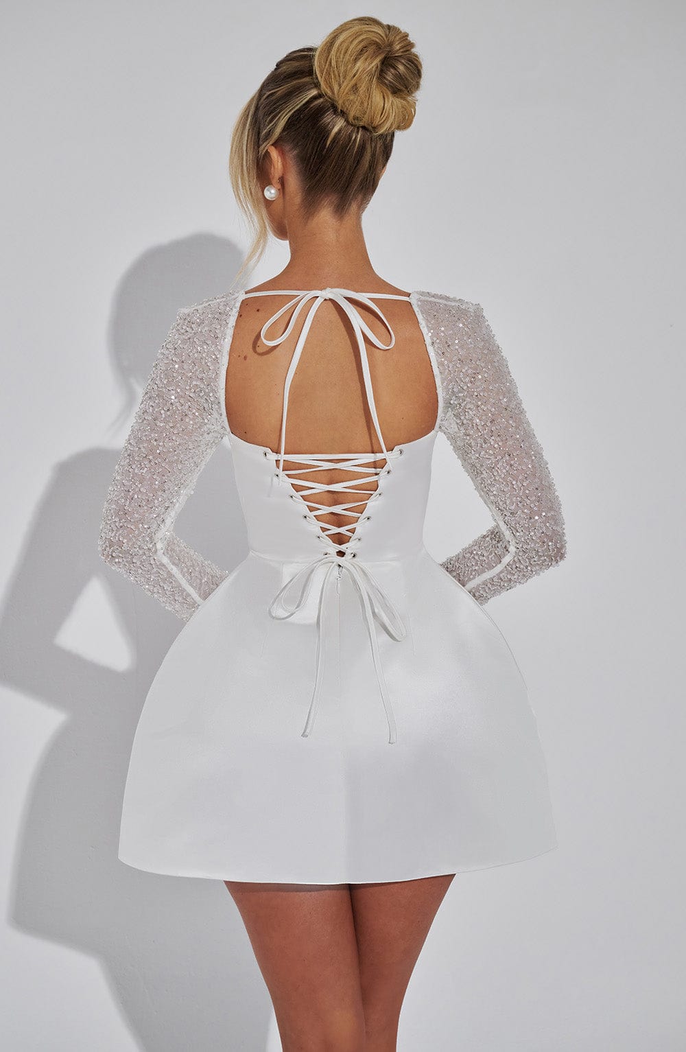 Stijlvolle dames mini-jurk met een glamorous uitstraling, geschikt als feestjurk of elegante cocktailjurk.