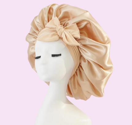 Elegante zijde haarkap in champagne kleur, biedt haarbescherming en voelt zacht aan, perfect voor slaapcomfort.