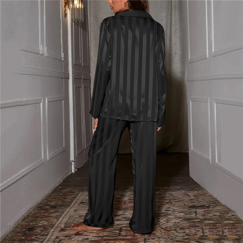 "Elegante zijden pyjama set met streepjespatroon, zijdezachte textuur, comfortabele pasvorm, ideaal voor luxe avonden thuis."
