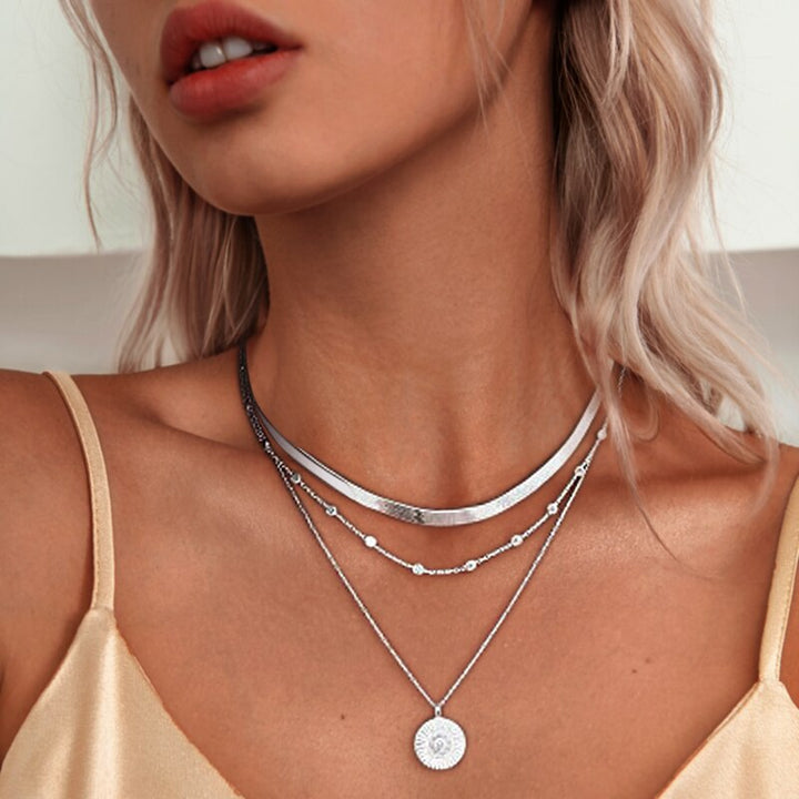 Elegant zilveren drievoudige ketting, minimalistisch ontwerp, perfect voor elke gelegenheid.