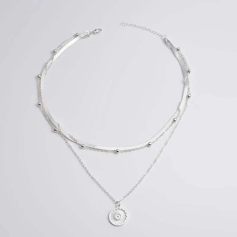 Elegant zilveren drievoudige ketting, minimalistisch ontwerp, perfect voor elke gelegenheid.