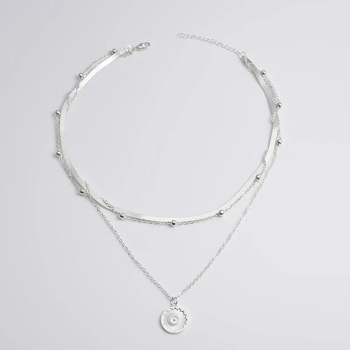 Elegant zilveren drievoudige ketting, minimalistisch ontwerp, perfect voor elke gelegenheid.