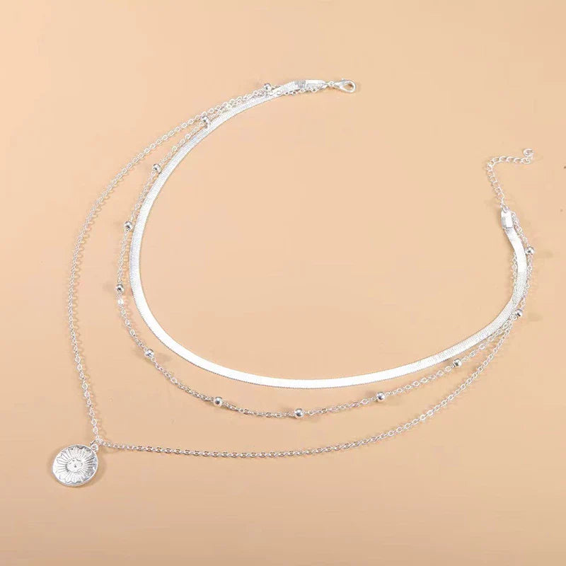 Elegant zilveren drievoudige ketting, minimalistisch ontwerp, perfect voor elke gelegenheid.