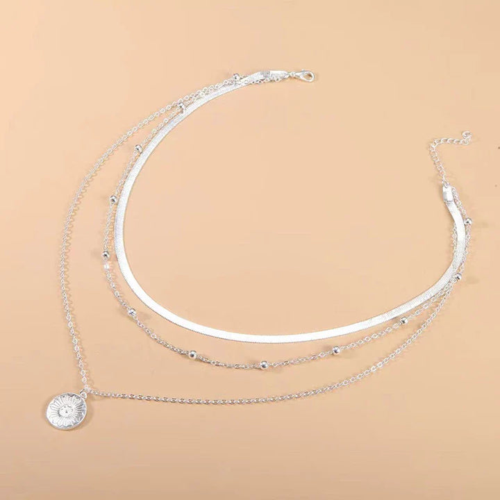 Elegant zilveren drievoudige ketting, minimalistisch ontwerp, perfect voor elke gelegenheid.