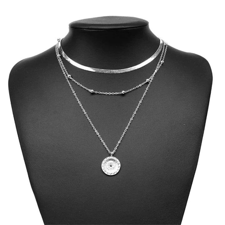 Elegant zilveren drievoudige ketting, minimalistisch ontwerp, perfect voor elke gelegenheid.