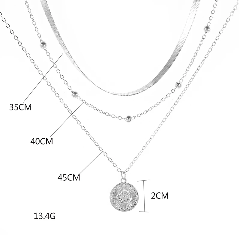 Elegant zilveren drievoudige ketting, minimalistisch ontwerp, perfect voor elke gelegenheid.