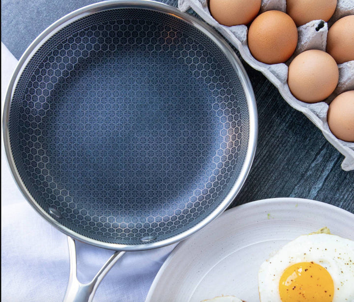 "Elegante zilverkleurige RVS koekenpan, 28 cm met anti-aanbaklaag, hittebestendige handgreep, gelijkmatige warmteverdeling."
