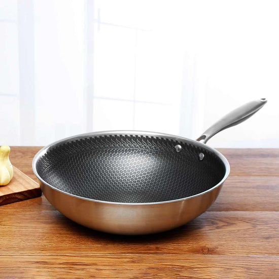 "Elegante zilverkleurige RVS koekenpan, 28 cm met anti-aanbaklaag, hittebestendige handgreep, gelijkmatige warmteverdeling."