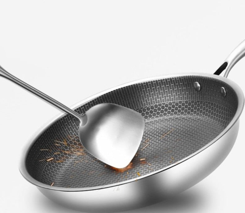 "Elegante zilverkleurige RVS koekenpan, 28 cm met anti-aanbaklaag, hittebestendige handgreep, gelijkmatige warmteverdeling."