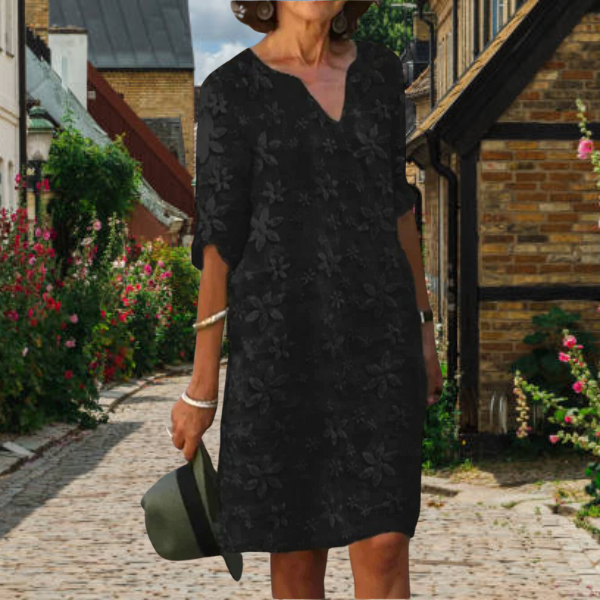 "Elegante zomerjurk met bloemenprint, V-hals en halflange mouwen, perfect voor dames in warme seizoenen."