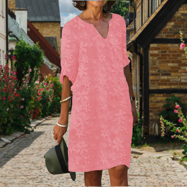 "Elegante zomerjurk met bloemenprint, V-hals en halflange mouwen, perfect voor dames in warme seizoenen."