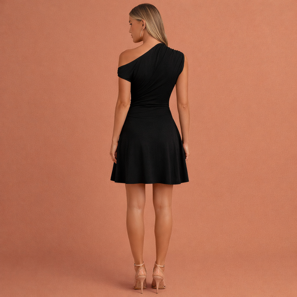 Trendy dames asymmetrische mini-jurk in zwart, ideaal als cocktail- of feestjurk. Comfortabel en stijlvol voor elke gelegenheid.