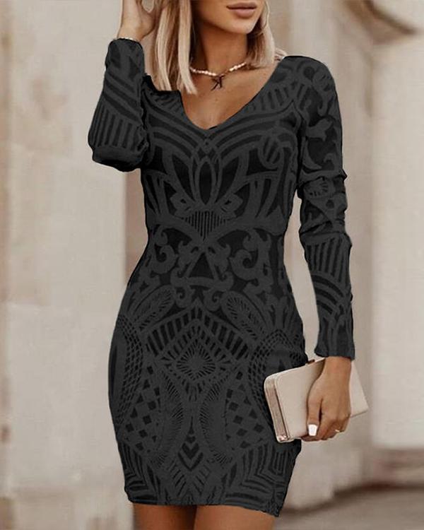 Stijlvolle witte Dames Bodycon Jurk Valerine met trendy V-hals, ideaal als feest- of avondjurk.