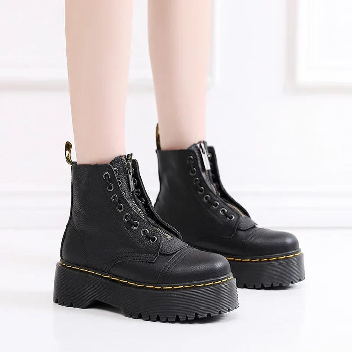 Elegante zwarte dames enkellaarsjes, perfect voor een stijlvolle en comfortabele look. Veelzijdige mode schoenen.