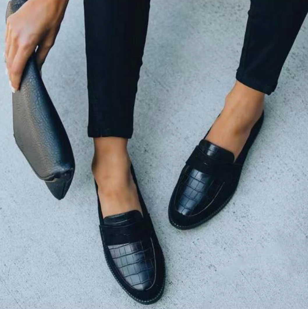 Elegante zwarte dames loafers voor kantoor of casual gebruik, met tijdloos design en comfortabele pasvorm.