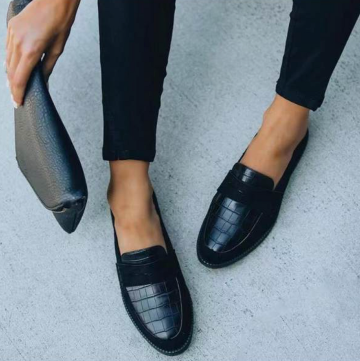 Elegante zwarte dames loafers voor kantoor of casual gebruik, met tijdloos design en comfortabele pasvorm.
