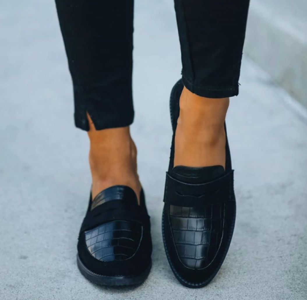 Comfortabele zwarte instappers voor dames, veelzijdig en perfect voor een minimalistische, tijdloze stijl.