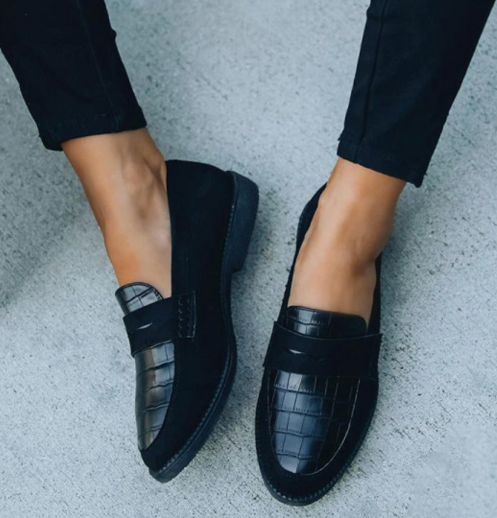 Zwarte slip-on dames loafers, ideaal voor een professionele kantoorstijl of als elegante casual schoenen.