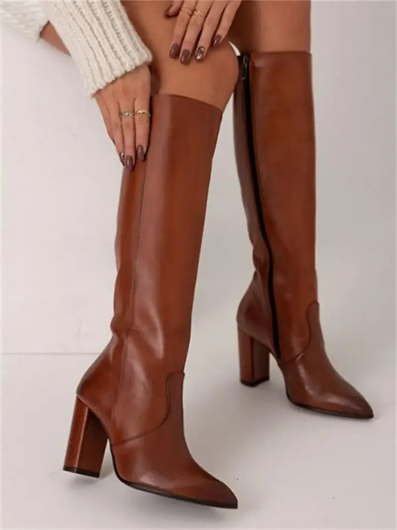 Stijlvolle bruine dameslaarzen, perfect voor een chique look. Comfortabele en modieuze damesschoenen.