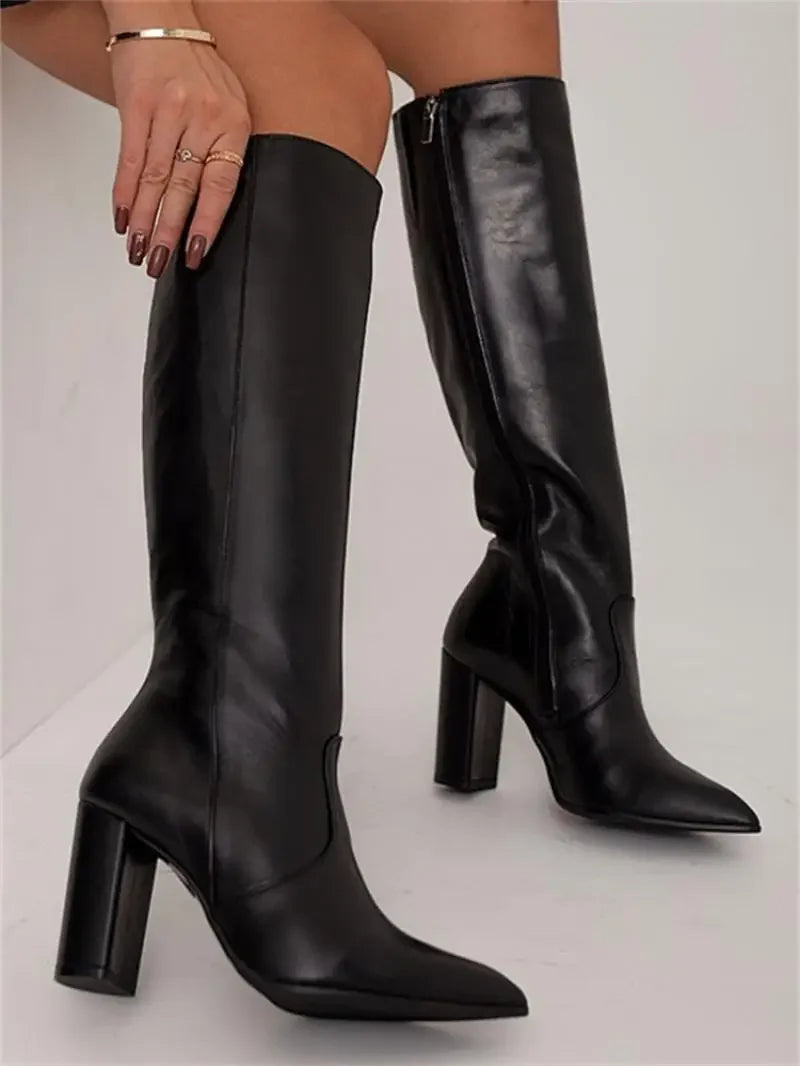 Chique zwarte dameslaarzen met een elegante pasvorm, ideaal voor een stijlvolle uitstraling. Comfortabel.