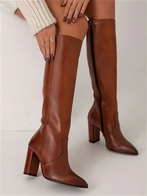 Zwarte en bruine elegante dameslaarzen, stijlvol en comfortabel. Chique en modieuze damesschoenen.