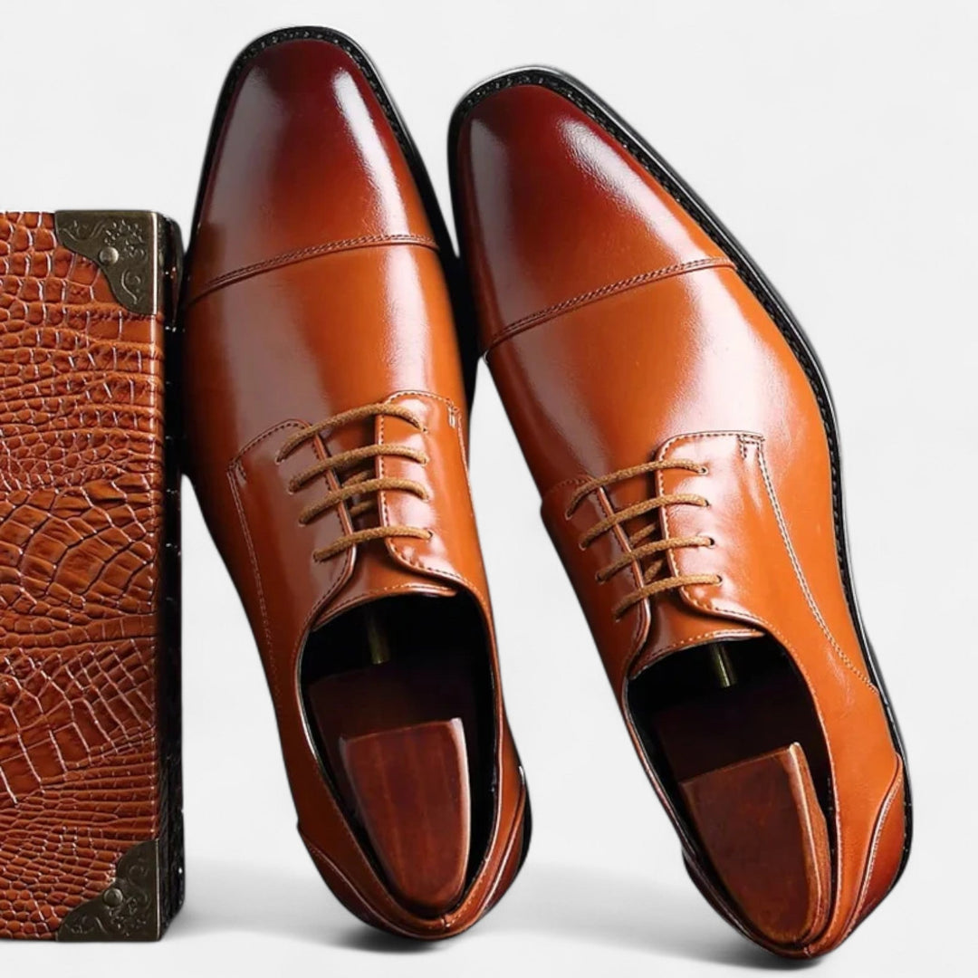 Elegante zwarte heren oxford schoenen met veters. Perfect voor formele en zakelijke gelegenheden. Klassieke stijl.
