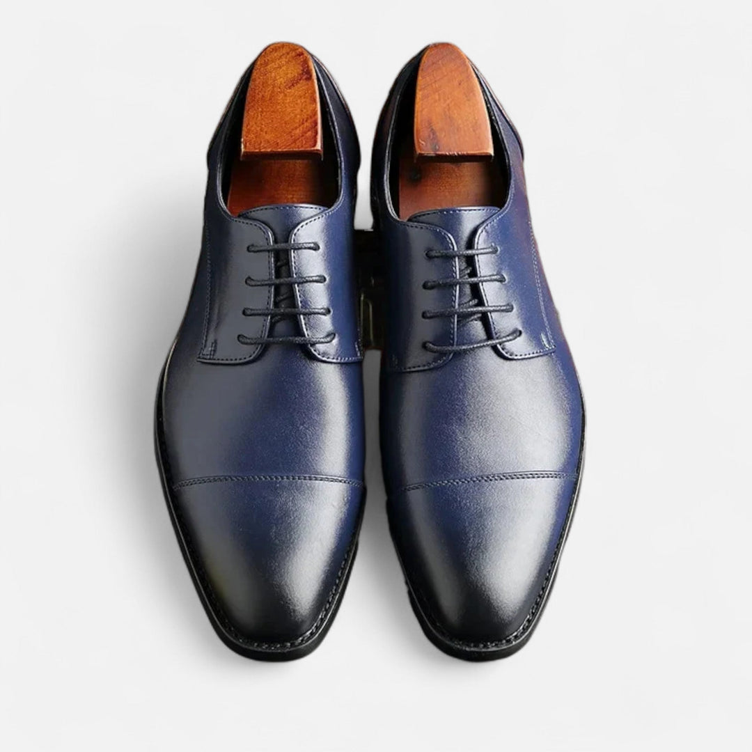 Marineblauwe heren oxford schoenen. Hoogwaardige veterschoenen voor een elegante, klassieke look; ideaal voor kantoor.