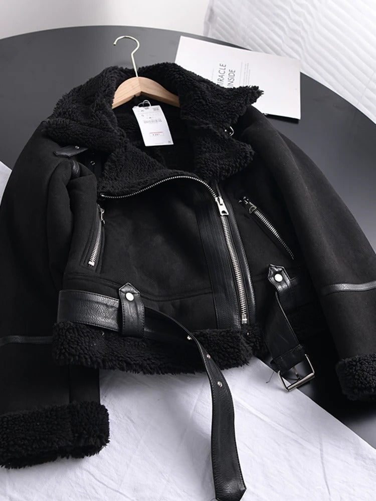 Elegante zwarte leren dames winterjas met ceintuur en warme voering, perfect voor stijlvolle outfits.