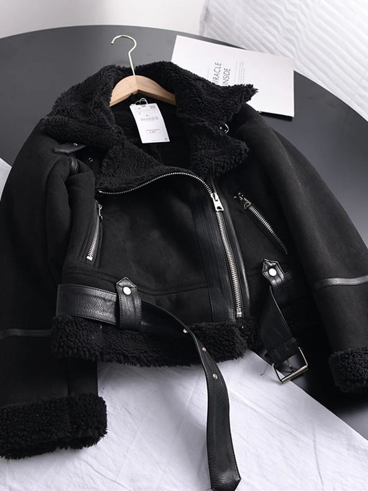 Elegante zwarte leren dames winterjas met ceintuur en warme voering, perfect voor stijlvolle outfits.