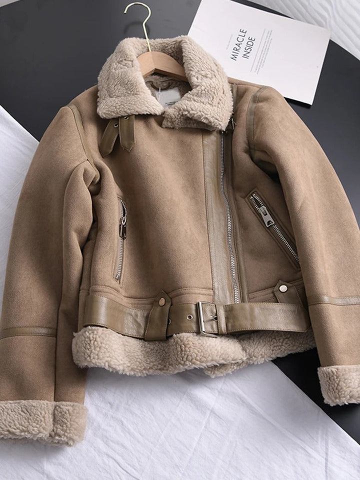 Stoere asymmetrische korte leren dames winterjas. Trendy en warm voor een moderne look.