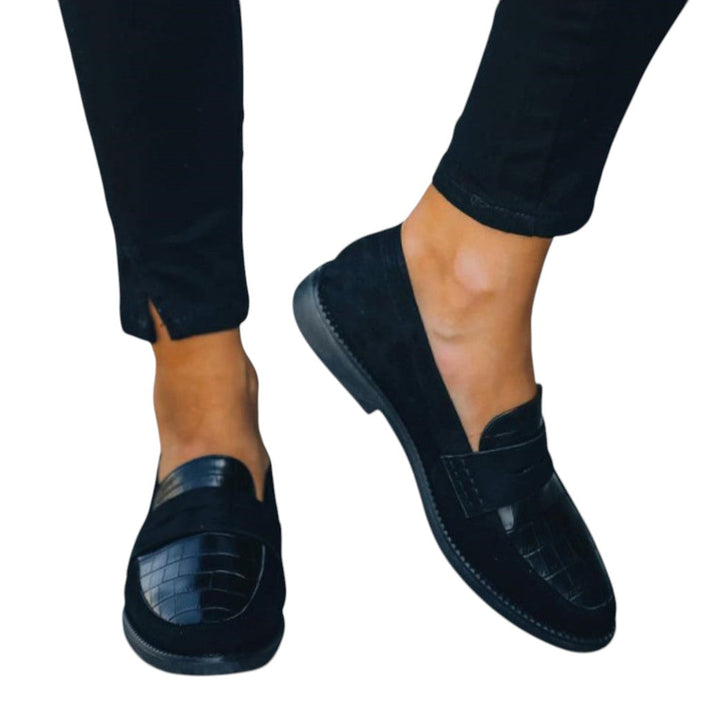 Elegante zwarte leren damesloafers met flexibele zool, tijdloos design en gemakkelijke instap voor ultiem draagcomfort.