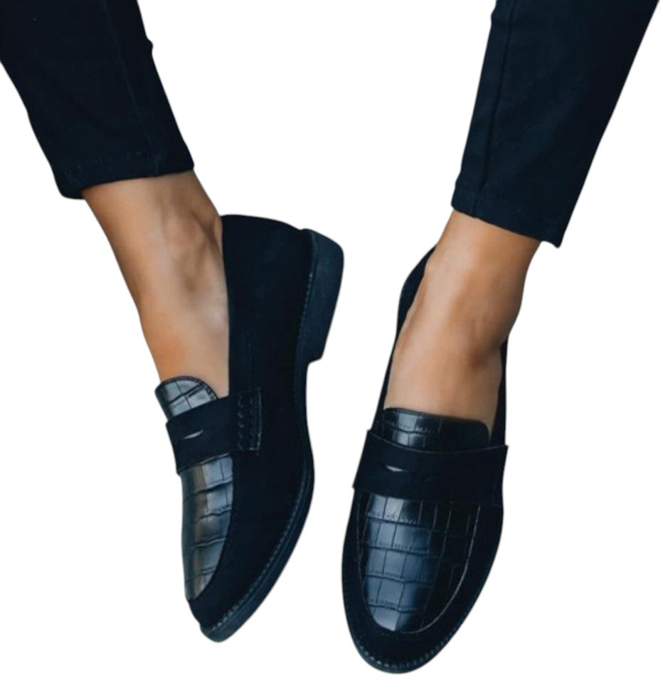 Elegante zwarte leren damesloafers met flexibele zool, tijdloos design en gemakkelijke instap voor ultiem draagcomfort.