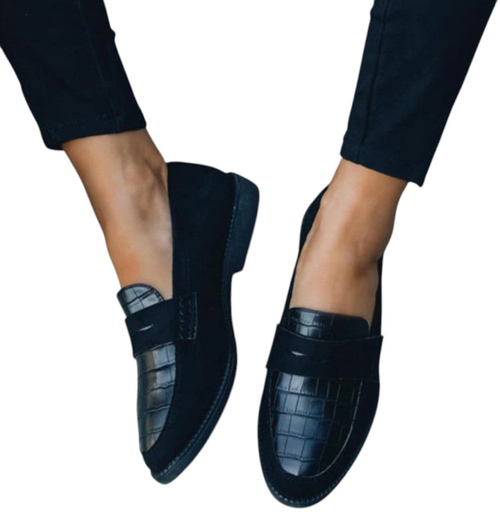 Elegante zwarte leren damesloafers met flexibele zool, tijdloos design en gemakkelijke instap voor ultiem draagcomfort.