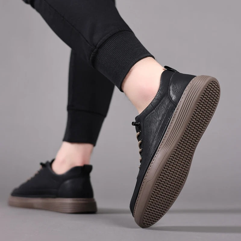 "Elegante zwarte leren herenschoenen met comfortabele zool en ademend materiaal, ideaal voor stijlvolle en casual outfits."