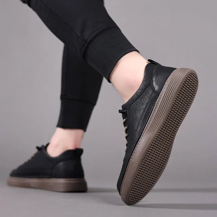 "Elegante zwarte leren herenschoenen met comfortabele zool en ademend materiaal, ideaal voor stijlvolle en casual outfits."