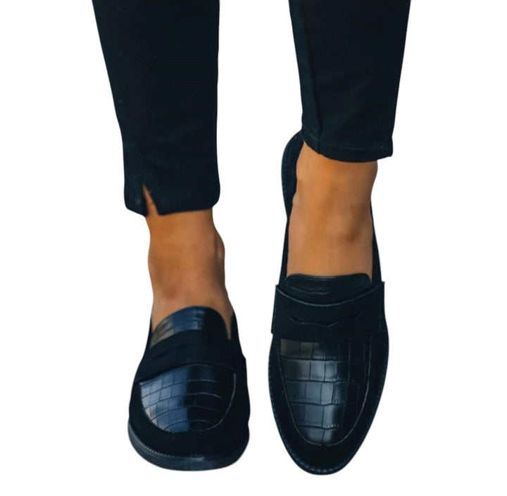 Elegante zwarte leren loafers voor dames met gladde afwerking, stijlvol en comfortabel, veelzijdig en tijdloos ontwerp.