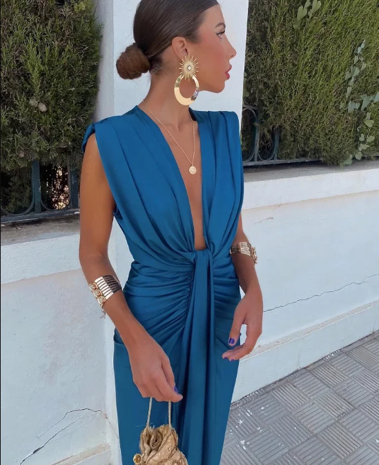 Verleidelijke elegante midi jurk voor dames met V-hals en mouwloos, perfect als sexy feestjurk.