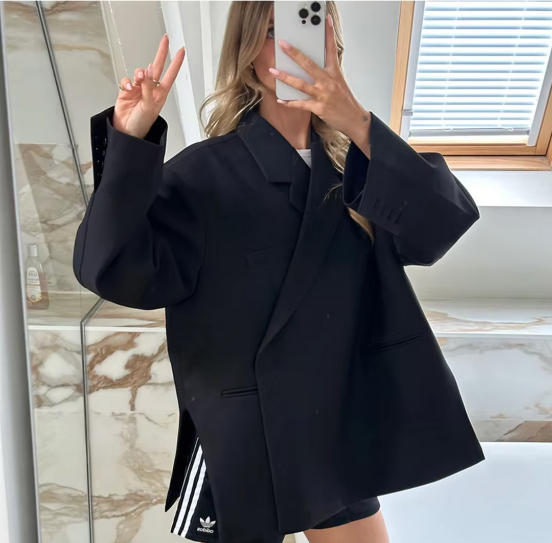 Beige oversized dames blazer casual gestyled met jeans. Ideaal voor een relaxte maar chique look, comfortabel en veelzijdig.