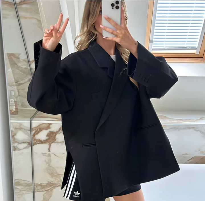 Beige oversized dames blazer casual gestyled met jeans. Ideaal voor een relaxte maar chique look, comfortabel en veelzijdig.