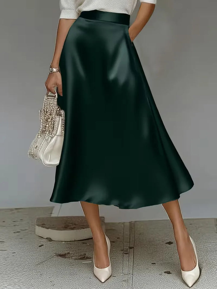 Elegante zwarte satijnen midirok met hoge taille voor dames. Perfect voor smart casual en lentemode.