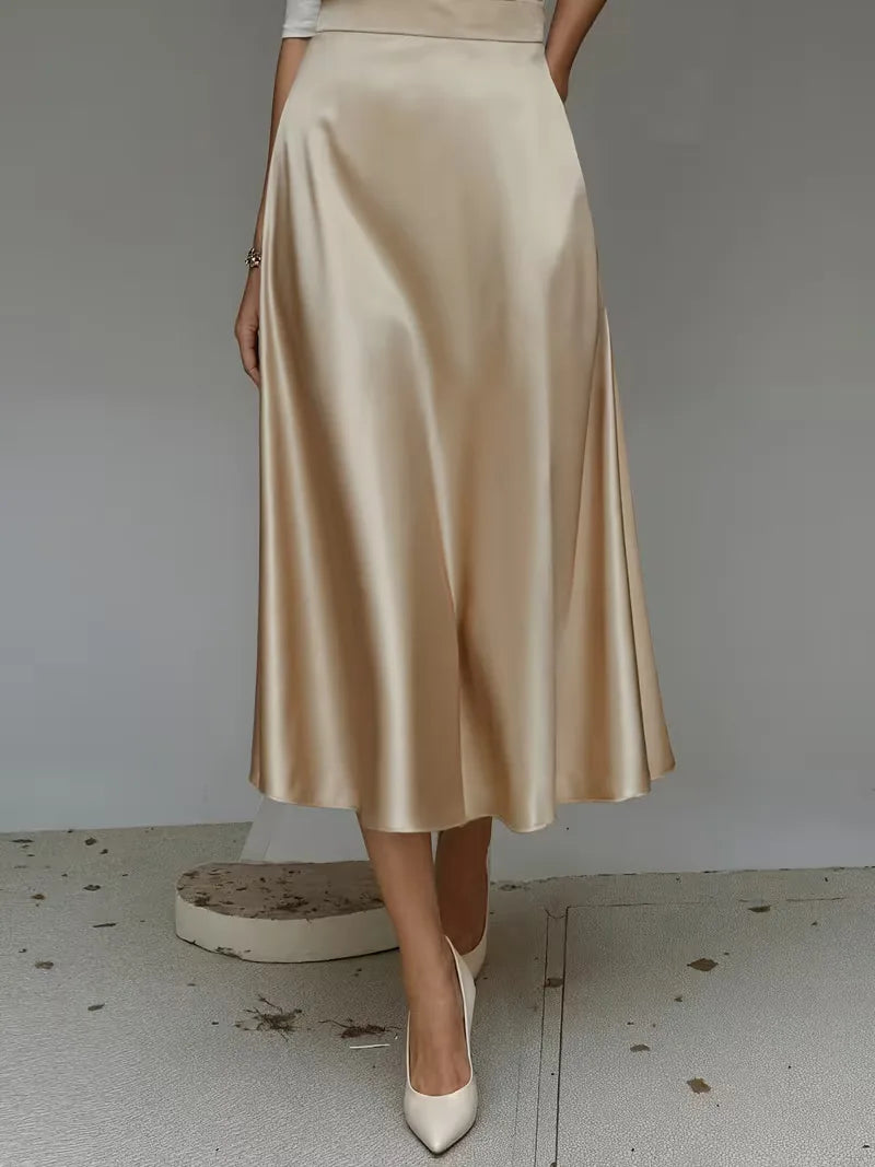 Diepblauwe satijnen dames midirok met hoge taille. Creëert een elegante en verfijnde uitstraling.