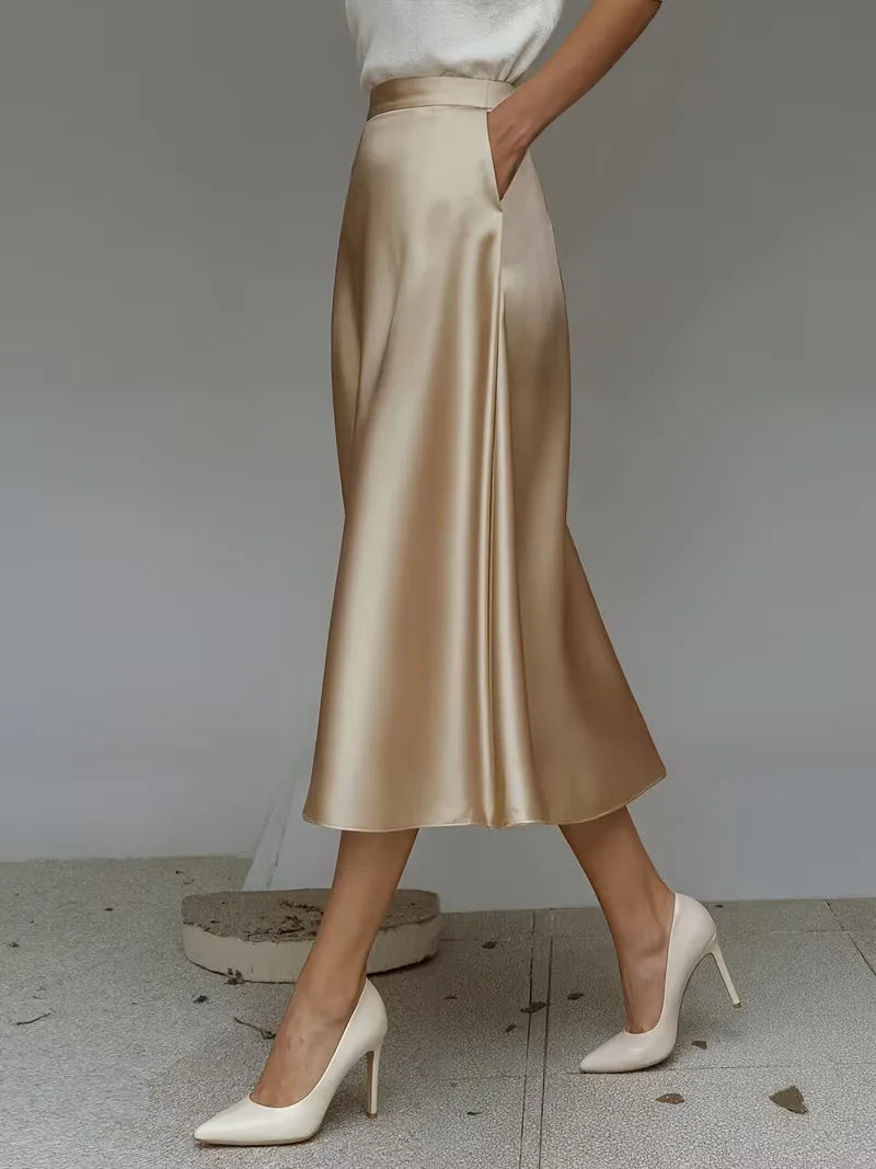 Satijnen rok voor dames in olijfgroen, hoge taille. Perfect voor een smart casual en modieuze look.