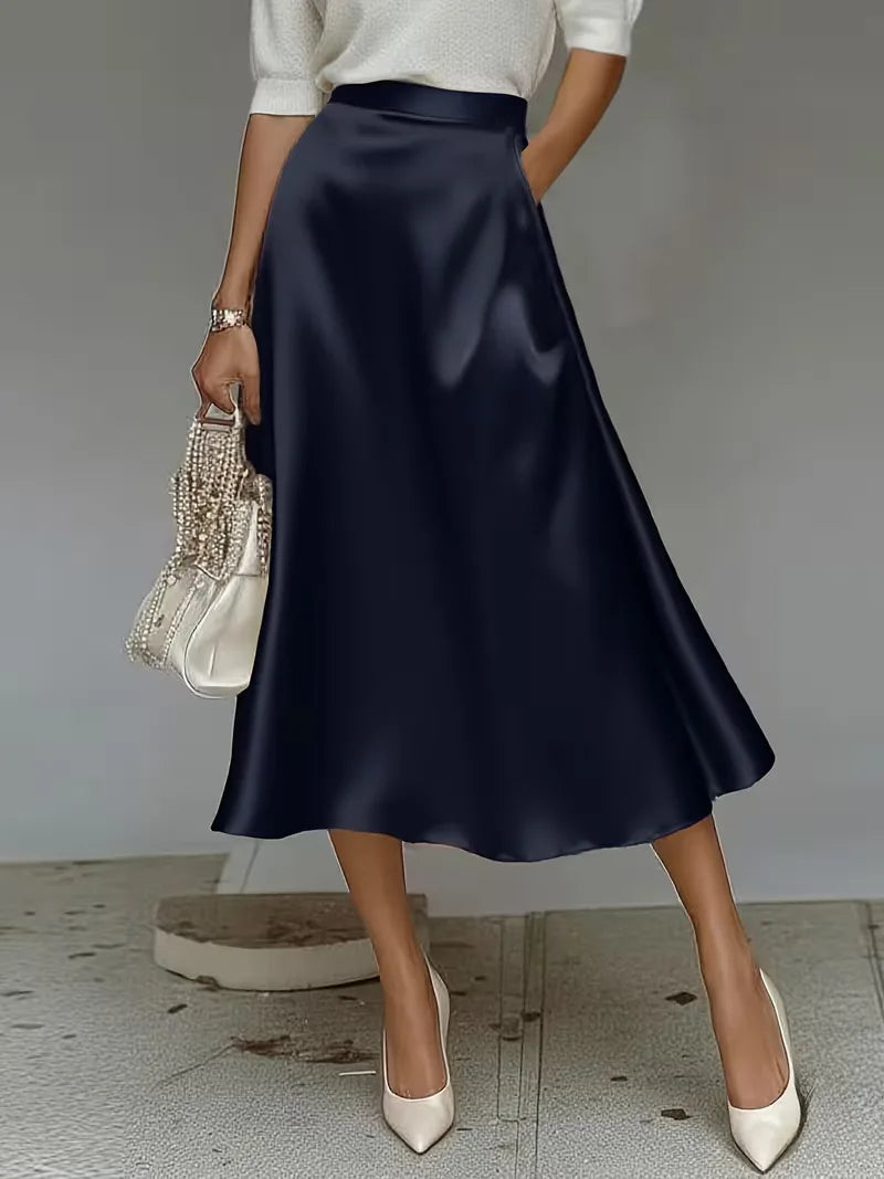 Elegante grijze satijnen midirok, hoge taille. Een veelzijdige keuze voor zowel casual als chique events.