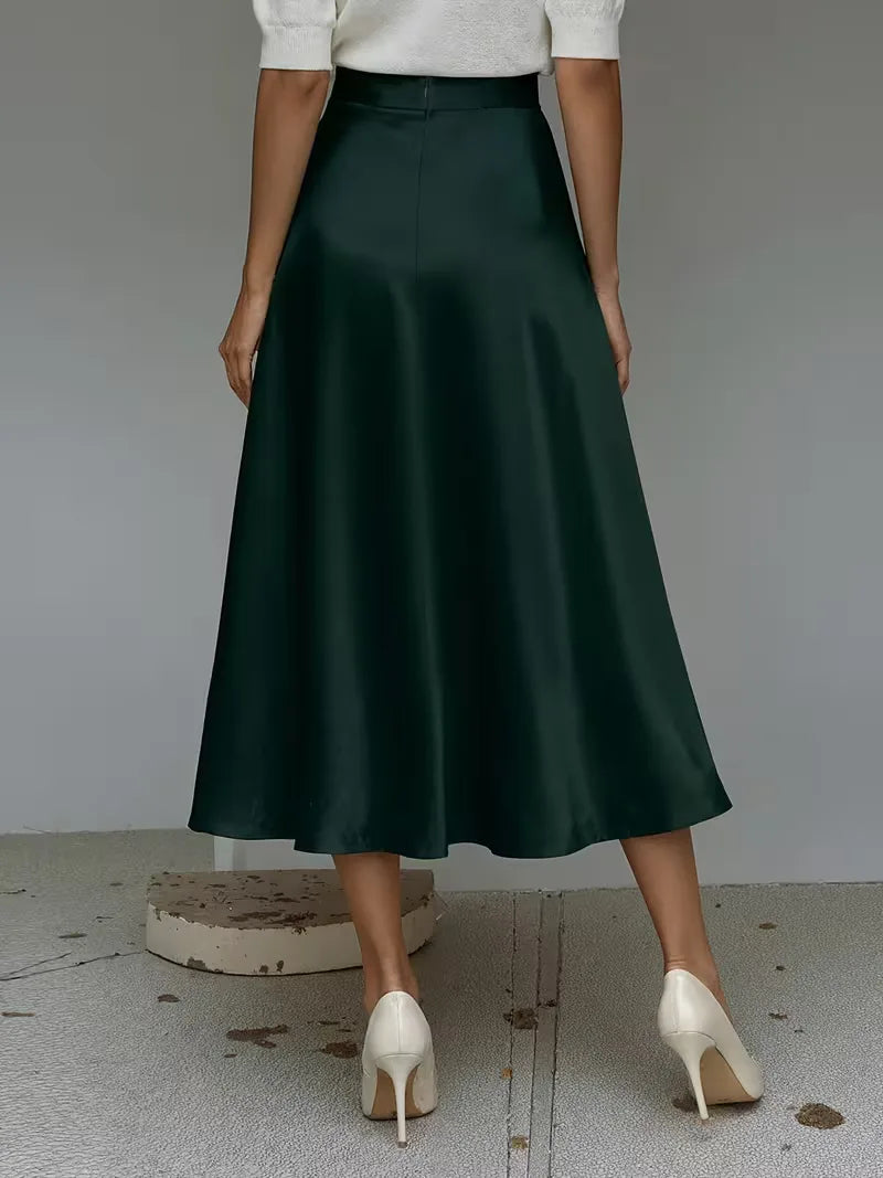 Stijlvolle bordeauxrode satijnen rok, midi lengte en hoog getailleerd. Ideaal voor een veelzijdige look.