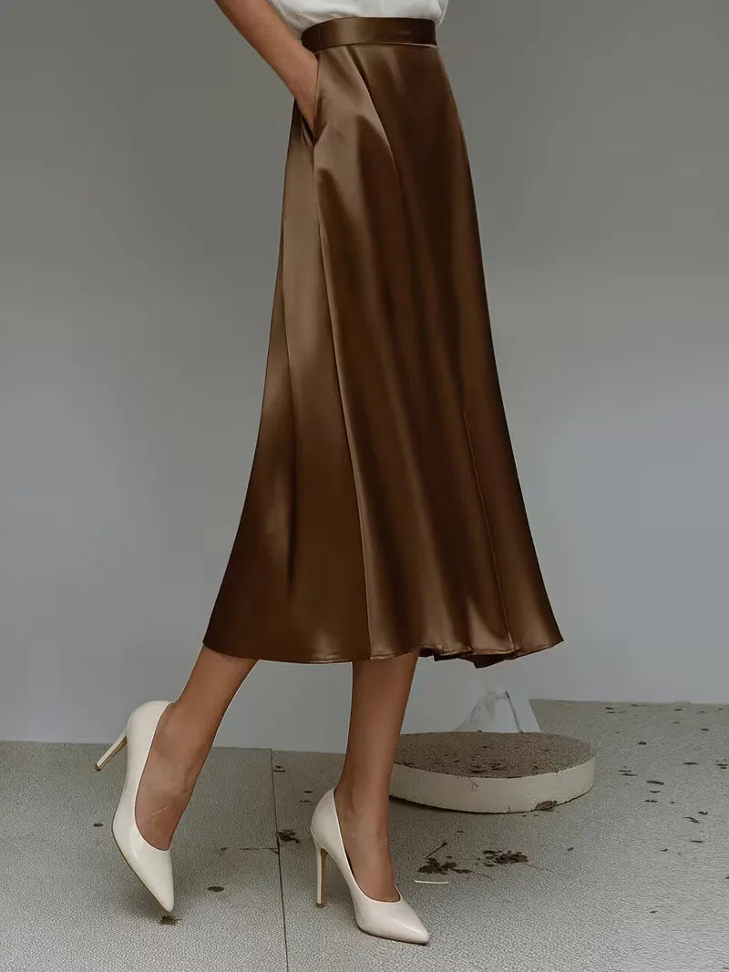 Elegante satijnen rok in aubergine, midi lengte. Hoog getailleerd voor een verfijnde damesstijl.
